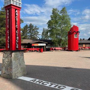 Fürs Fotoalbum ein Hopp über den berühmten Polarkreis im Santa Claus Village