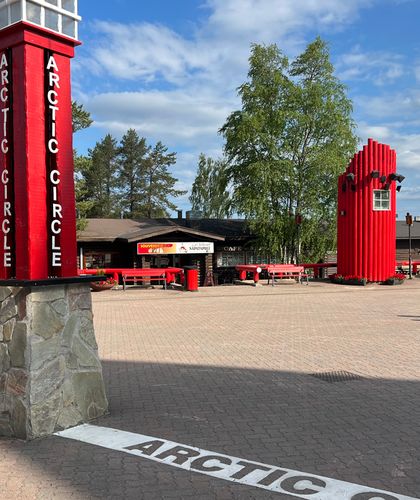 Fürs Fotoalbum ein Hopp über den berühmten Polarkreis im Santa Claus Village